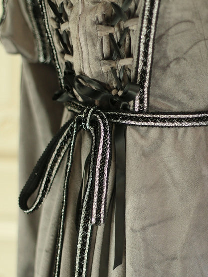 グレーのエンパイアウエスト、エレガントなロリータスクエアネックライン、ジュリエットスリーブ、ベルベットドレス