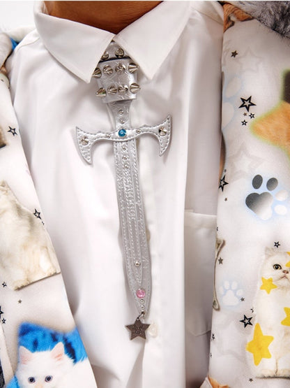 Schwarz/silberne Halskrause in Schwertform mit Nieten