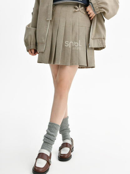 カーキ色のリボンアクセントのチェック柄プリーツスカート