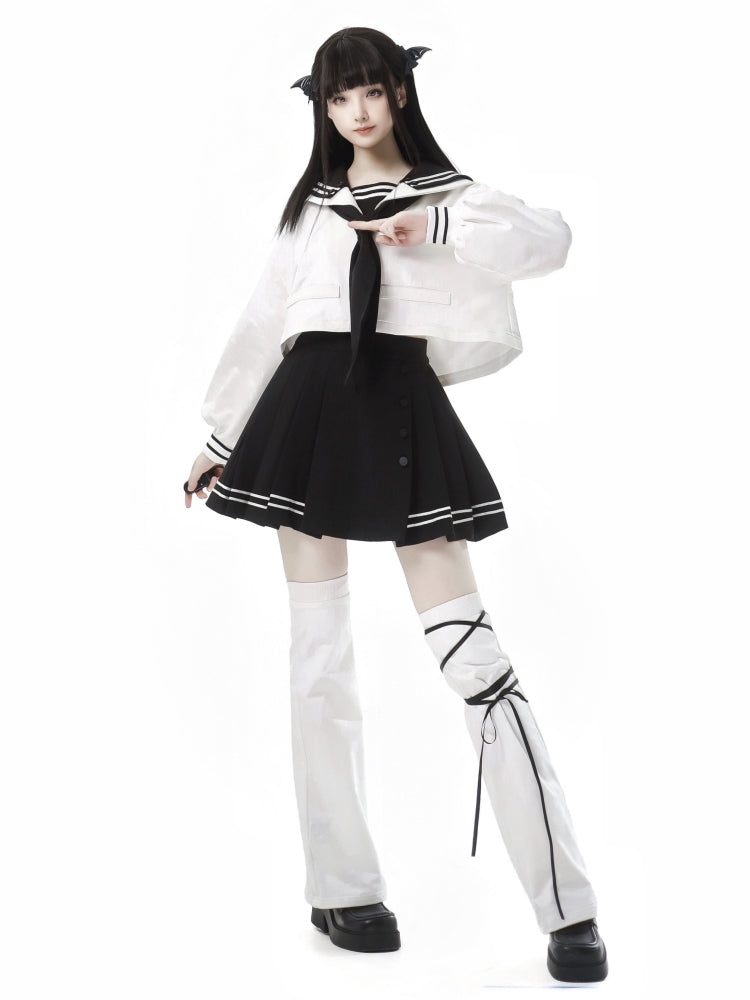 Weißes, kurz geschnittenes Sweatshirt mit Matrosenkragen und adrettem, besticktem Reißverschluss