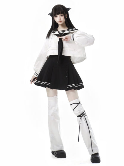 Weißes, kurz geschnittenes Sweatshirt mit Matrosenkragen und adrettem, besticktem Reißverschluss