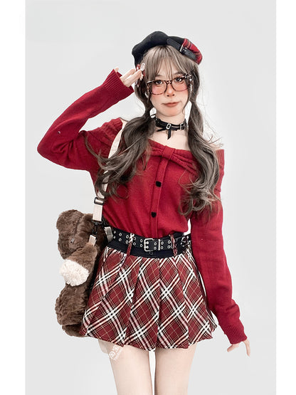 ワインレッドのオフショルダーネックラインニットセーター