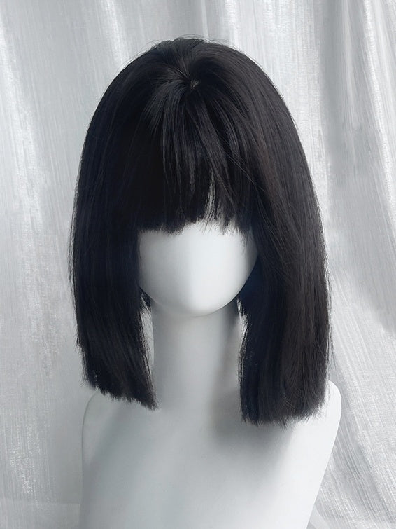 Kurze, glatte Kunsthaarperücke in Schwarztee-Optik mit vollem Pony