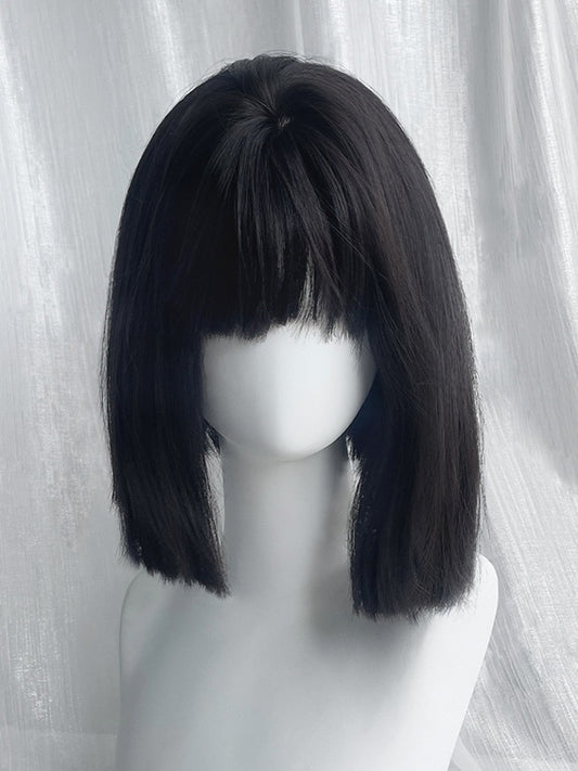 Kurze, glatte Kunsthaarperücke in Schwarztee-Optik mit vollem Pony