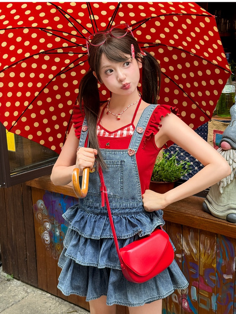 Rotes Neckholder-Tanktop mit flatternden Ärmeln und Kirschstickerei am Ausschnitt