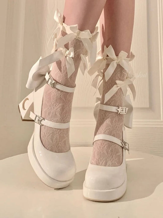 mit Astral-Plateaus, Schleifenausschnitten auf der Rückseite, Y2K-Block- und Celestial-Heels in Weiß