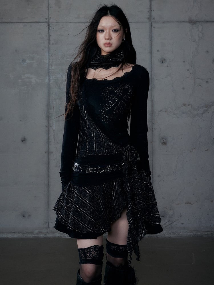 Schwarzes, gerüschtes, asymmetrisches Strass-Kreuz mit Kleidhalssaum