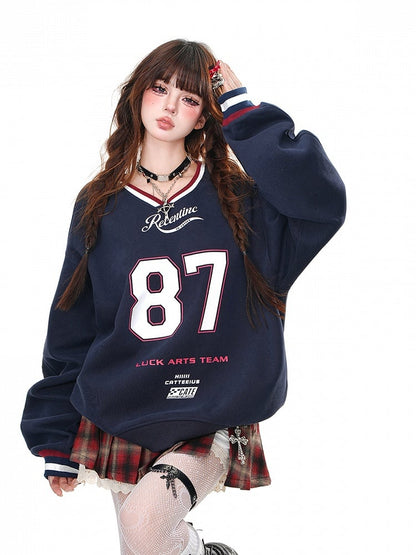 Aprikosen-/Marineblaues, lockeres Sweatshirt mit V-Ausschnitt und Zahlendruck in Bittersüß