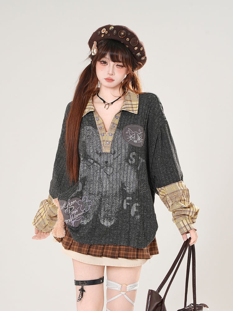 Dunkelgraues V-Ausschnitt-Top mit Bären-Print und kariertem Patchwork-Strick