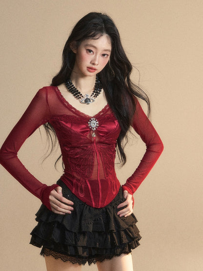 Rotes Top mit V-Ausschnitt und glamouröser Schmetterlingsstickerei mit Strassverzierung