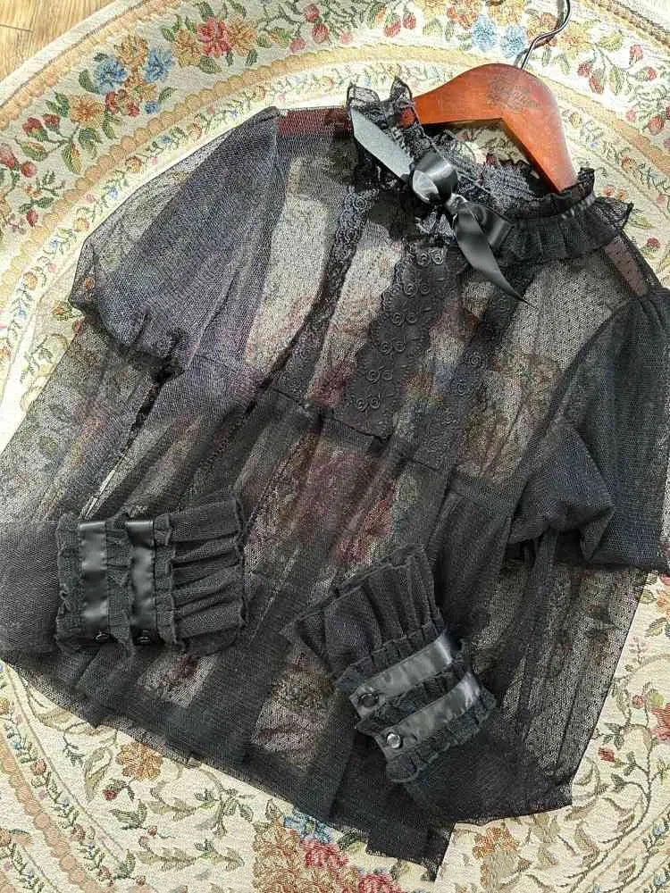 ブラックのフリルネックライン、ジュリエットスリーブ、シアーブラウス