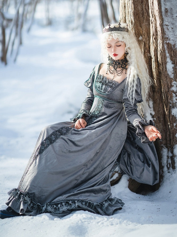 グレーのエンパイアウエスト、エレガントなロリータスクエアネックライン、ジュリエットスリーブ、ベルベットドレス