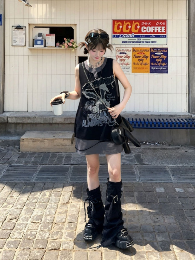 ほろ苦いグレーのトップス、ブラックのアップリケタンクトップ、フェイクレターのウサギ柄のツーピース