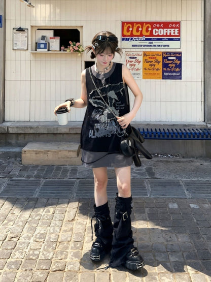 ほろ苦いグレーのトップス、ブラックのアップリケタンクトップ、フェイクレターのウサギ柄のツーピース