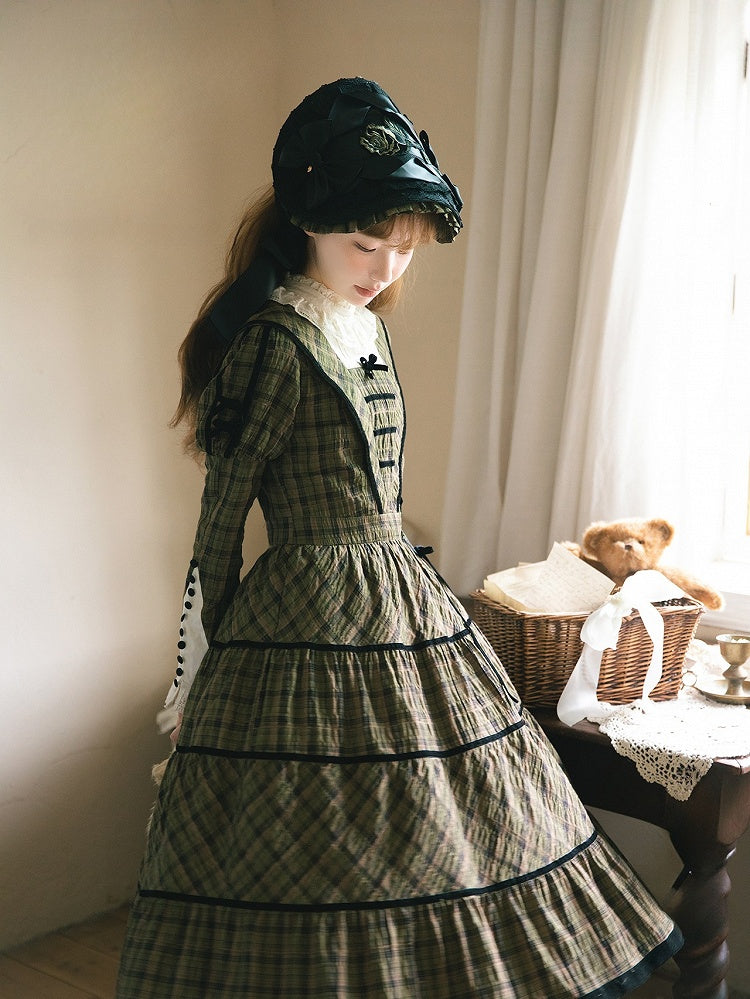 mit Ärmeln, elegantes, klassisches kariertes Kleid und schwarzem, langem Ausschnitt, grüne Paspelspitze, Lolita