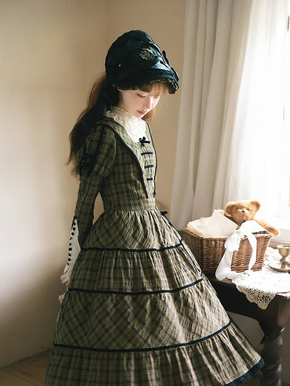 mit Ärmeln, elegantes, klassisches kariertes Kleid und schwarzem, langem Ausschnitt, grüne Paspelspitze, Lolita