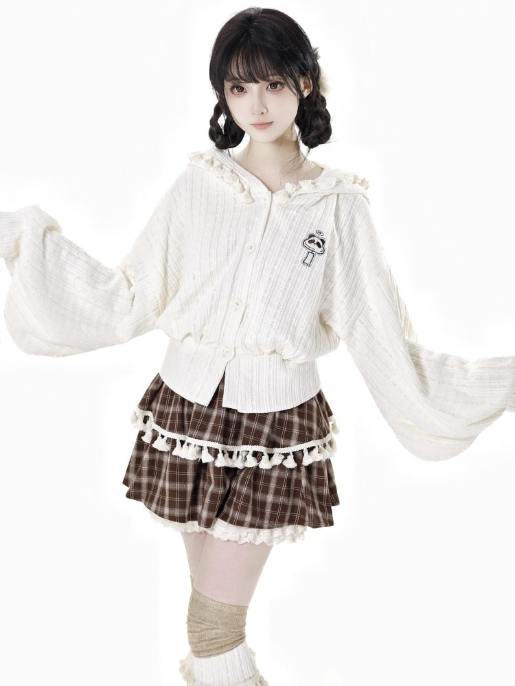 ブラウンのチェック柄ティアードスコート、フリル袖口、フリンジトリム