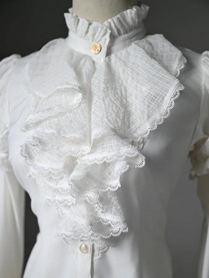 Weißes High-Low Langarm-Hals-Jabot-Saum-Shirt mit hohen Rüschen