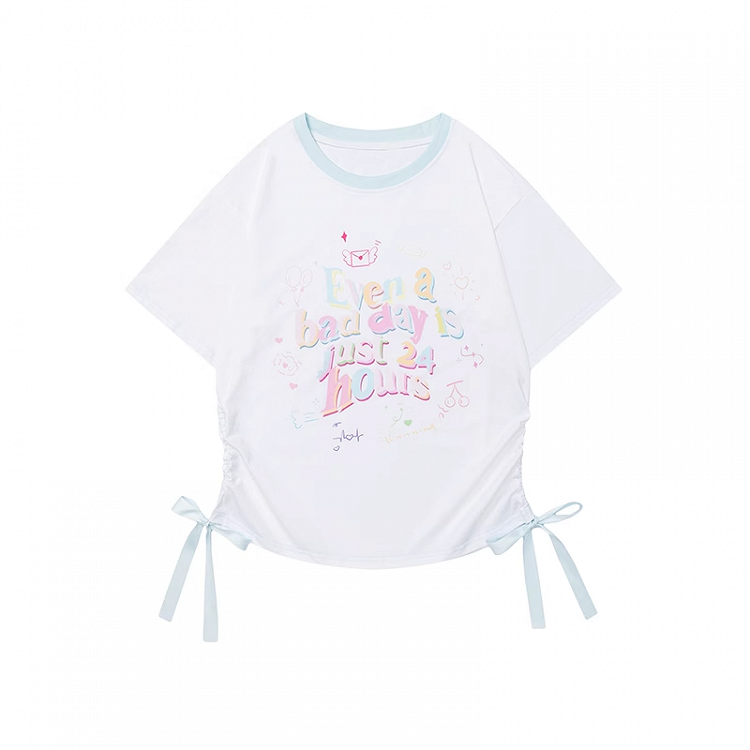 ゆったりとしたTシャツ。裾のディテール。ホワイトのラウンドネック。レタープリント。蝶結び。