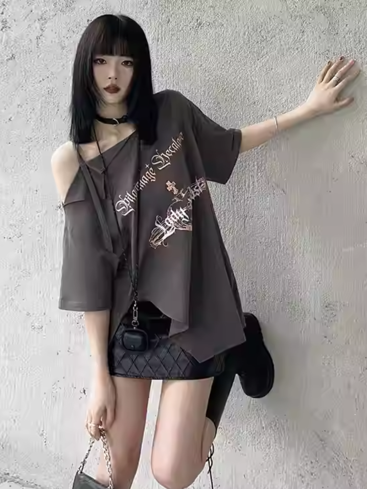 グレーのカットアウトショルダーサイドスリットルーズグラマラスグラフィックTシャツ