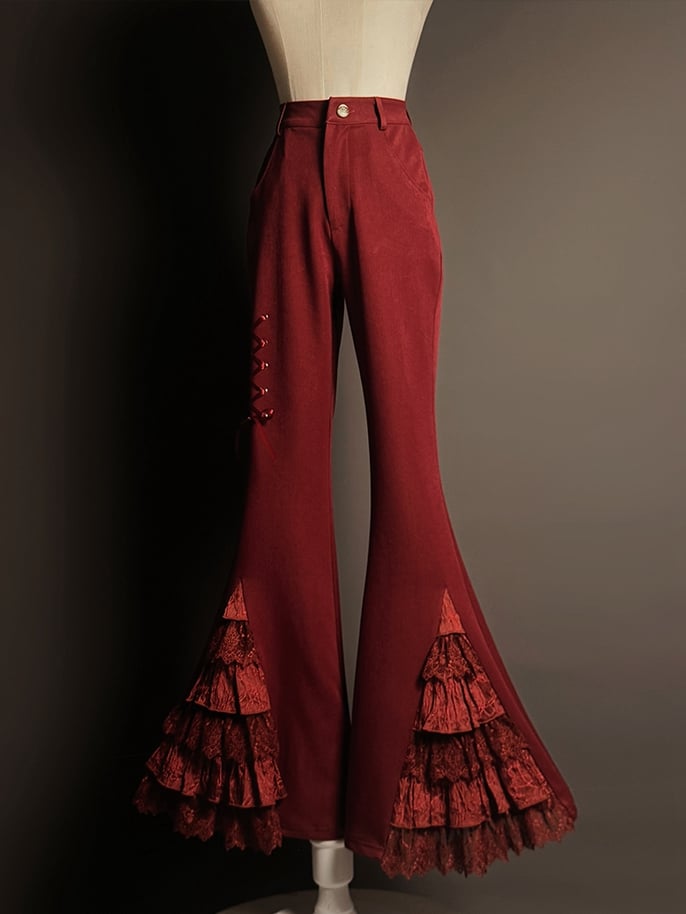 パンツの袖口は赤のレース、ティアードパッチ、フレア