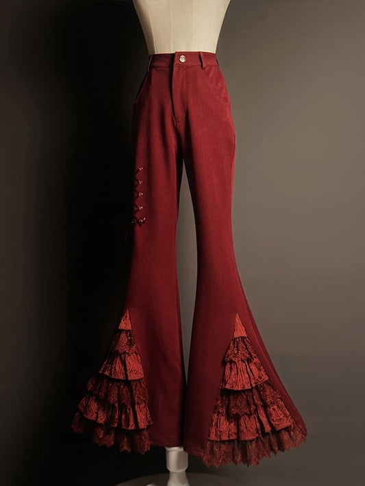 パンツの袖口は赤のレース、ティアードパッチ、フレア