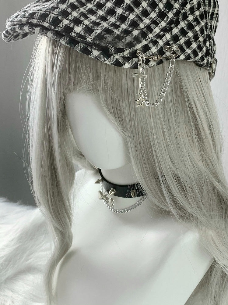 黒/茶色のチェック柄ベレー帽と子犬のぬいぐるみ