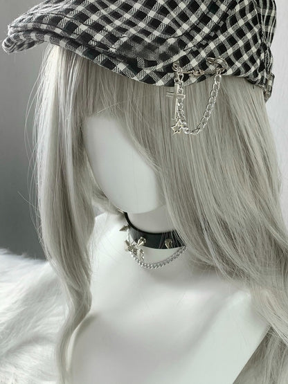 黒/茶色のチェック柄ベレー帽と子犬のぬいぐるみ