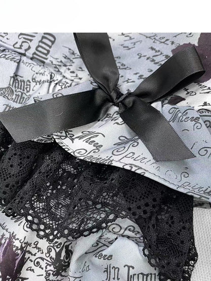 Glamorous – Stufenrock in Schwarz, Y2K-Spitzenbesatz, Blumen- und Buchstabendruck