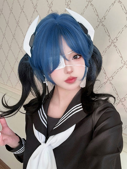 Schwarze, hüftlange, gewellte Perücke mit blauem Pony, 65 cm