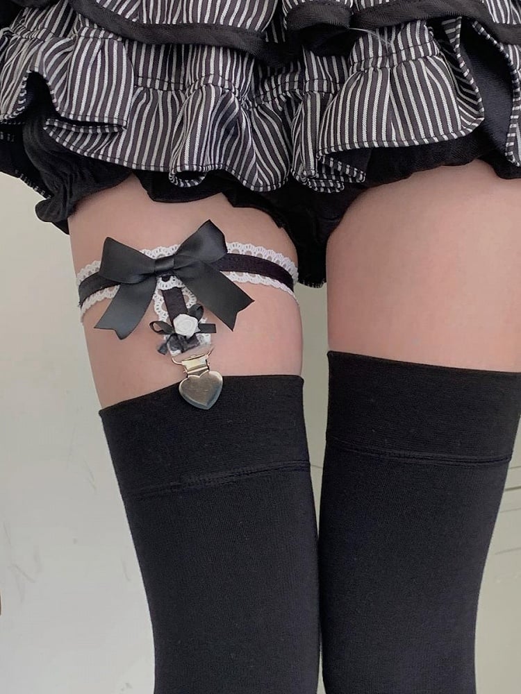ブラック/ホワイト/ピンク/ブルーのスイートなリボン結びレーストリムのレッグループ、ハートチャーム付き