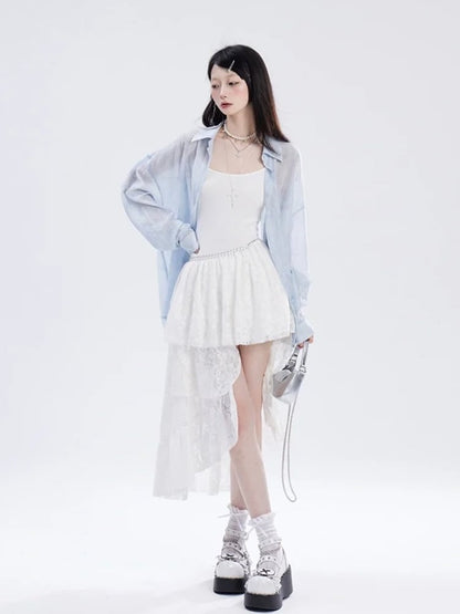 Taille und weißes asymmetrisches Unterkleid mit Spitzensaum und Kettenfrei