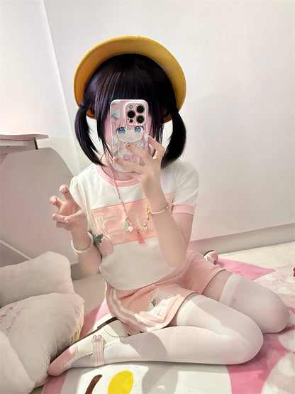 Weißes, kontrastierendes, rosafarbenes Crop-Top mit Rundhalsausschnitt und Erdbeermuster