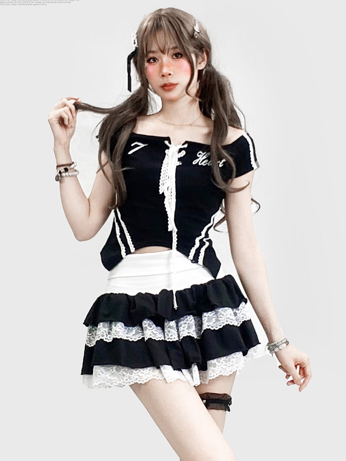 レースアップディテールとレタープリントのオフショルダーがかわいい、ブラックのビタースイートネックライントップス