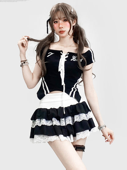 レースアップディテールとレタープリントのオフショルダーがかわいい、ブラックのビタースイートネックライントップス