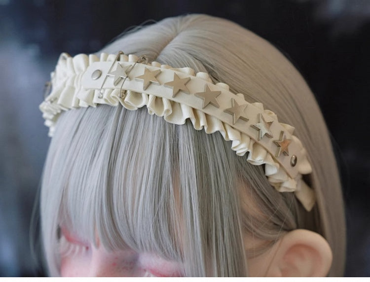 Weiße handgefertigte sternförmige Ohrstecker mit Rüschen KC