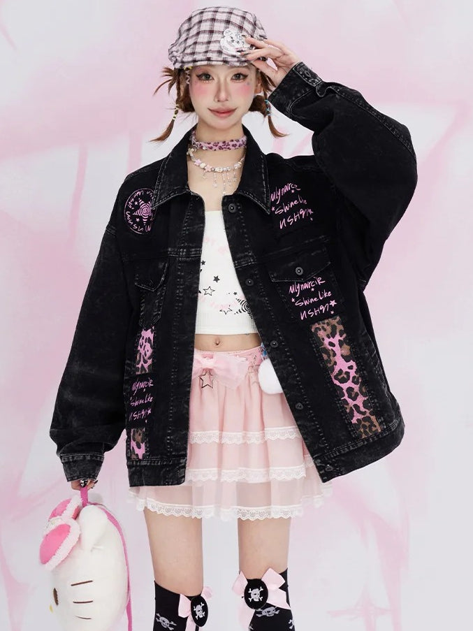 Jeansjacke mit verblasstem Waschung und schwarzen Buchstaben-Print und Leoparden-Patches