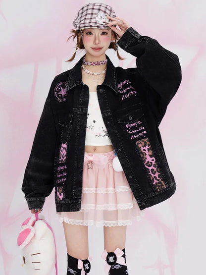 Jeansjacke mit verblasstem Waschung und schwarzen Buchstaben-Print und Leoparden-Patches