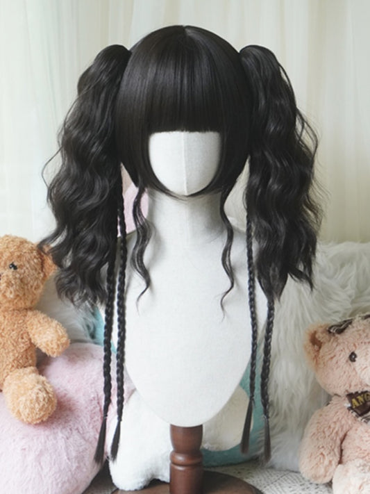 Kurze Perücke im Bob-Schnitt mit Pony und doppelt gewellten Pferdeschwanzklammern