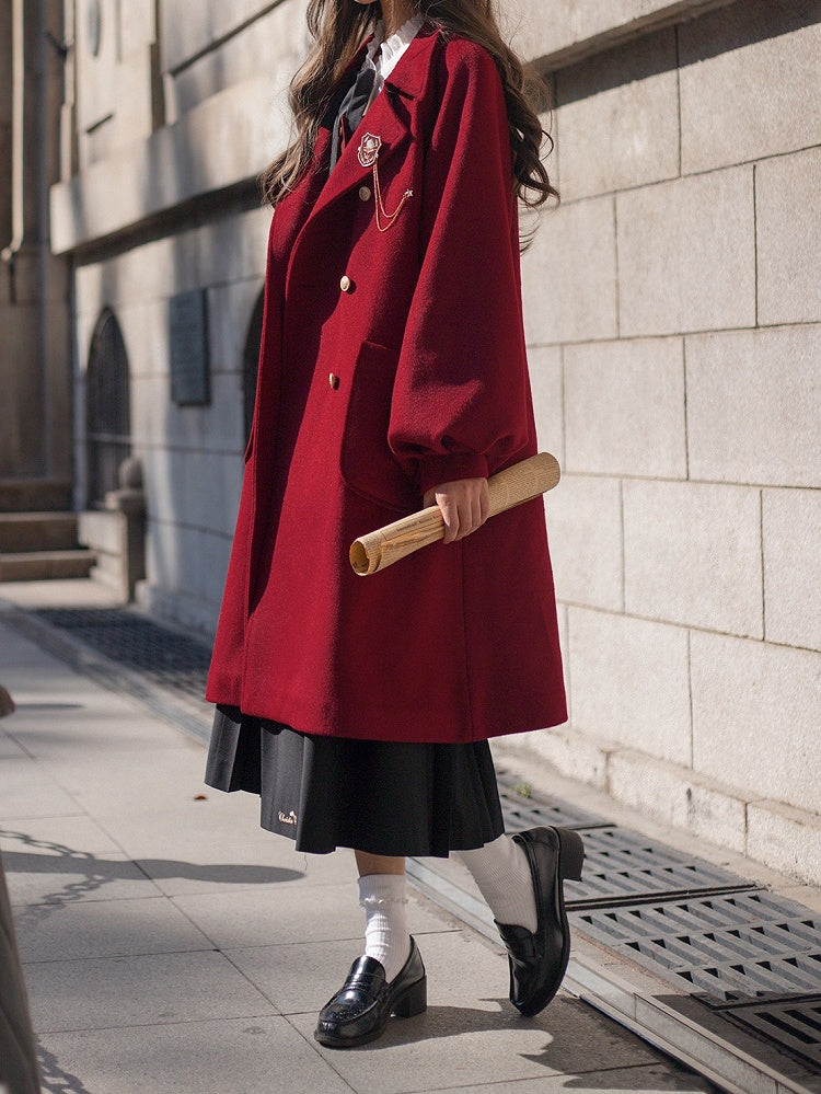 Roter, langer Wollmantel mit Reverskragen und zweireihigem Kragen