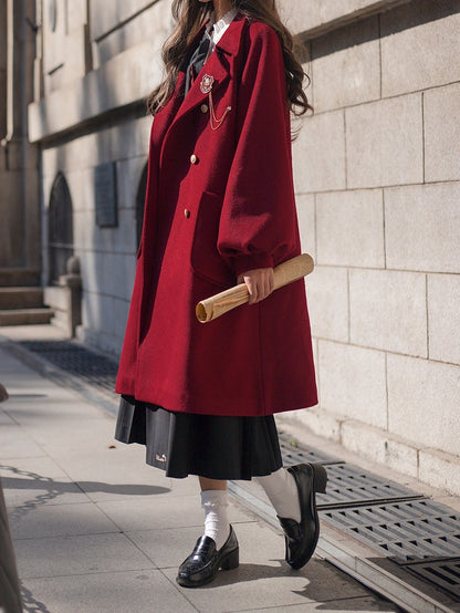 Roter, langer Wollmantel mit Reverskragen und zweireihigem Kragen