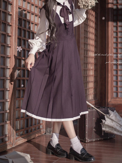 Fliege in Staubviolett mit Blumenstickerei