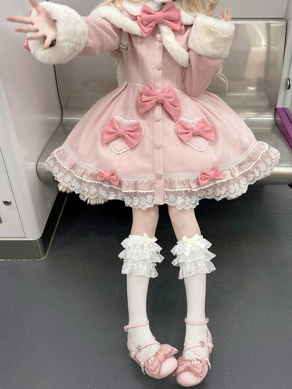 ライトピンクのリボンがアクセントのケープロリータコート（レーストリム付き）