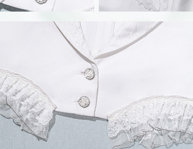 裾と袖口に白いフェアリーレースのトリム