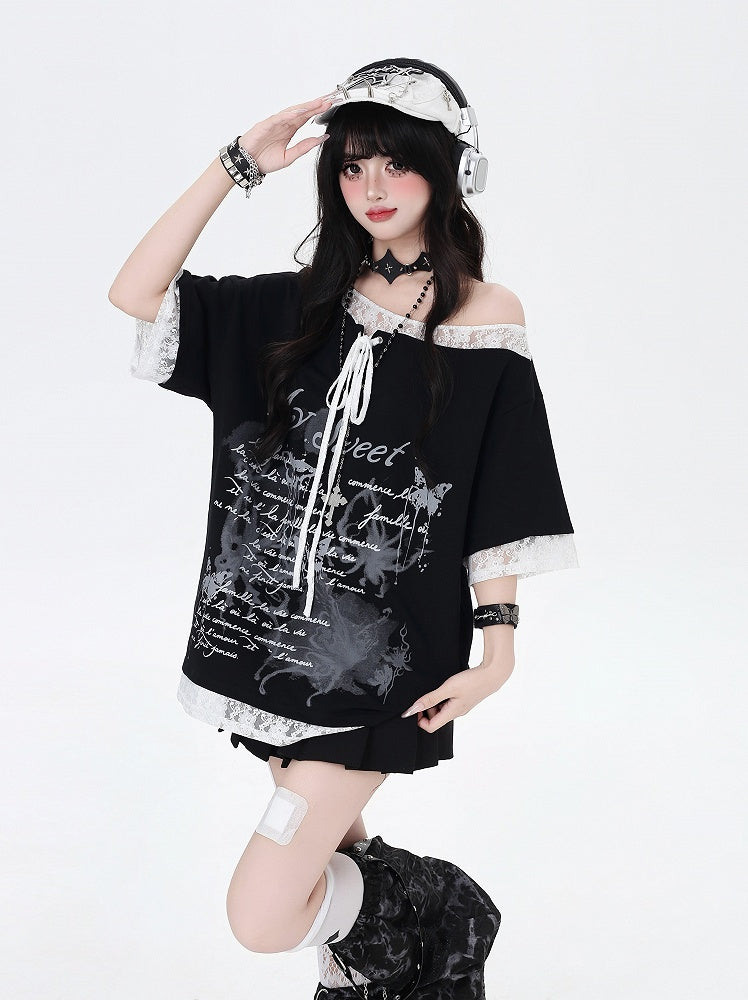 ブラック/ホワイトのグラフィックTシャツ、裾のパッチ、アシンメトリーなレースアップネックライン、レース
