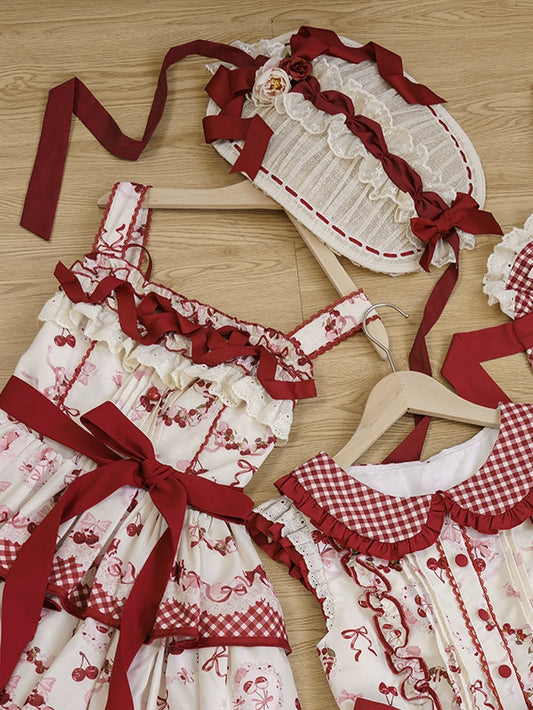 ベージュと赤の花が飾られたフラットハット