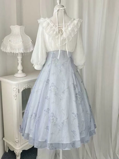 Weißes und violettes Edward Neckholder-Sommerkleid mit Blumenmuster