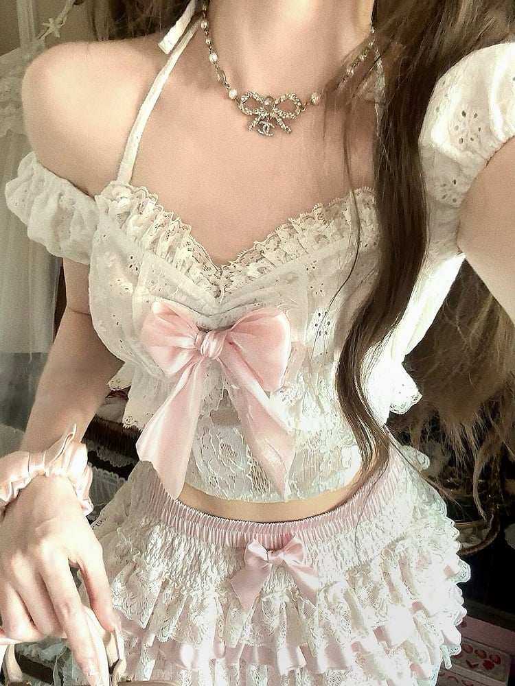 Weiße Träger mit Schleife, rosa, floral besticktes Top mit Puffärmeln zum Selbstbinden