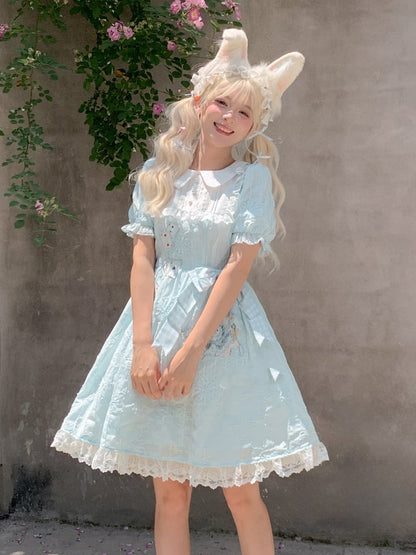 Besticktes blaues Kleid mit Puffärmeln in Wunderland-Vibes, Bunny Alice
