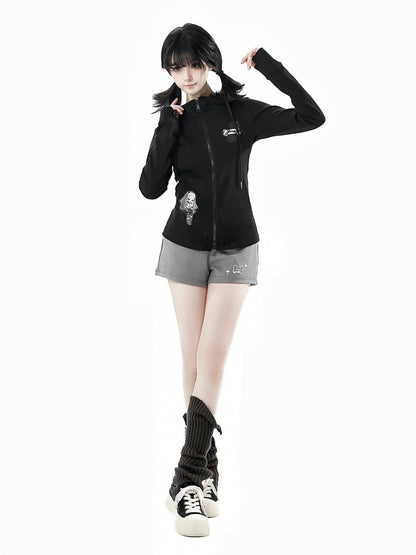 長袖、トップジップ開閉、ブラック/ホワイトのデビルホーンデザインフード